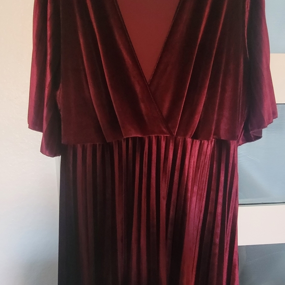 Velvet dress worn once for Holiday - Picture 4 of 9